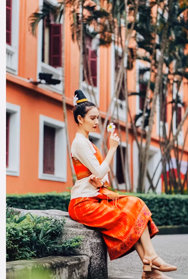Nữ du học sinh Lào gây ấn tượng bằng bộ ảnh diện trang phục Chăm có tên Korsanon Thipphaphone (Anna) hiện là sinh viên năm thứ 2 ngành Kỹ thuật tài nguyên nước Trường Đại học Thủy Lợi.