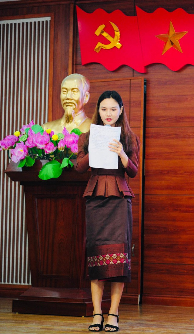 Anna từng giành giải Nhì trong cuộc thi "Hùng biện tiếng Việt cho Lưu học sinh Lào học tập tại Trường Đại học Thủy lợi năm 2019", "Tiếng Việt rất khó, muốn học tốt thì phải học nhiều, giao tiếp nói chuyện thường xuyên với người Việt thì sẽ nhanh thuộc được từ".