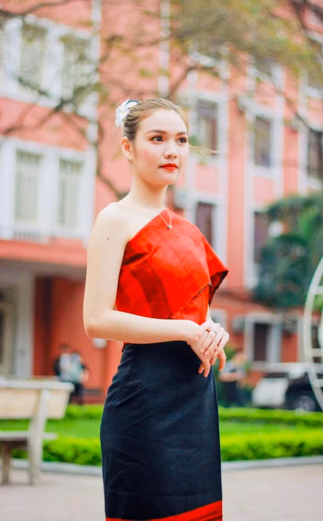 Nu du hoc sinh Lao duoc vi nhu 