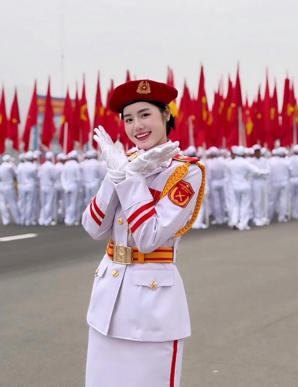 Thân Thị Hưởng sinh ra tại Bắc Giang, mang nét đẹp đằm thắm của người con gái vùng Kinh Bắc, nhưng lại chọn con đường đầy kỷ luật và thử thách: trở thành nữ quân nhân trong đội Quân nhạc – Đoàn Nghi lễ quân đội.