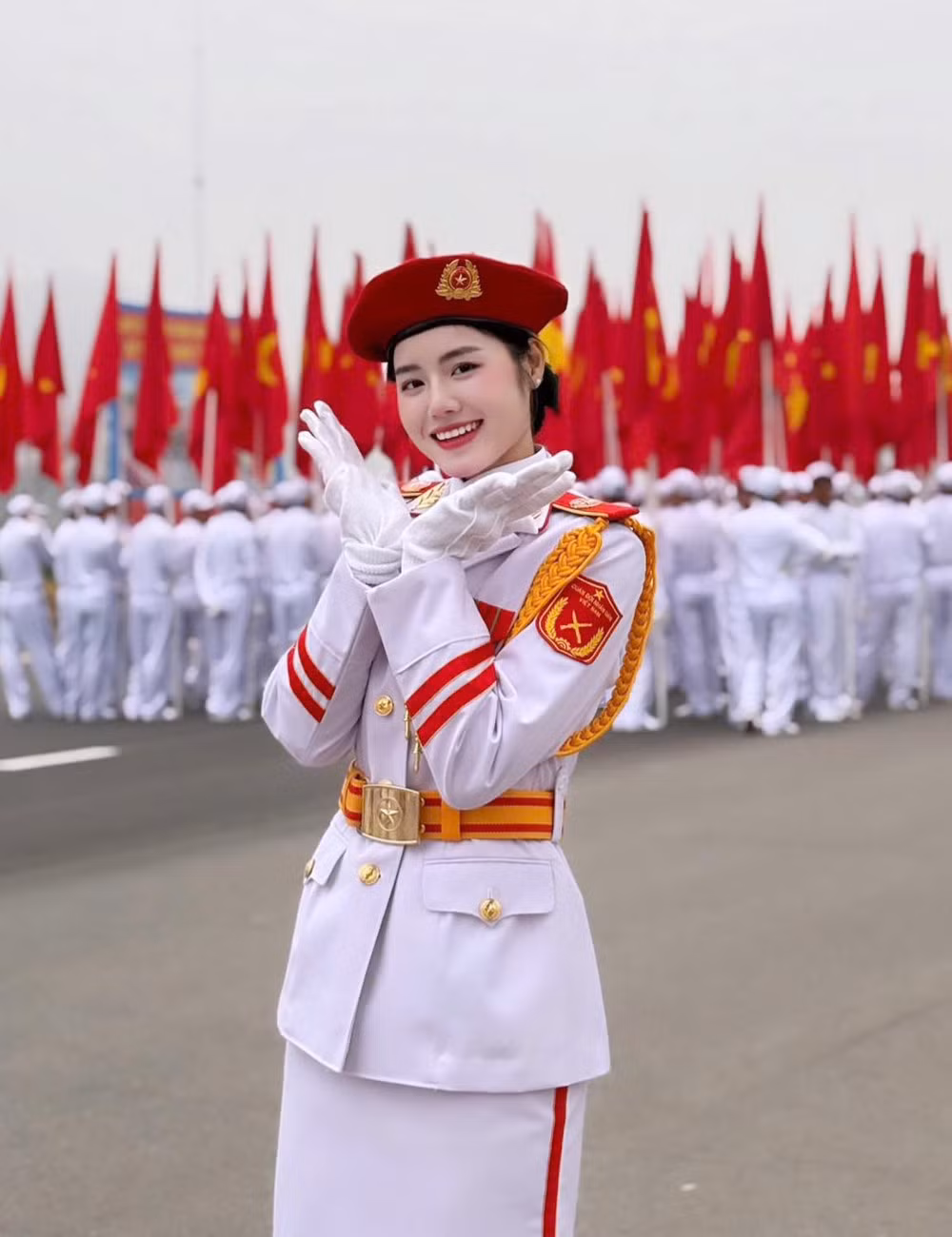 Thân Thị Hưởng sinh ra tại Bắc Giang, mang nét đẹp đằm thắm của người con gái vùng Kinh Bắc, nhưng lại chọn con đường đầy kỷ luật và thử thách: trở thành nữ quân nhân trong đội Quân nhạc – Đoàn Nghi lễ quân đội.