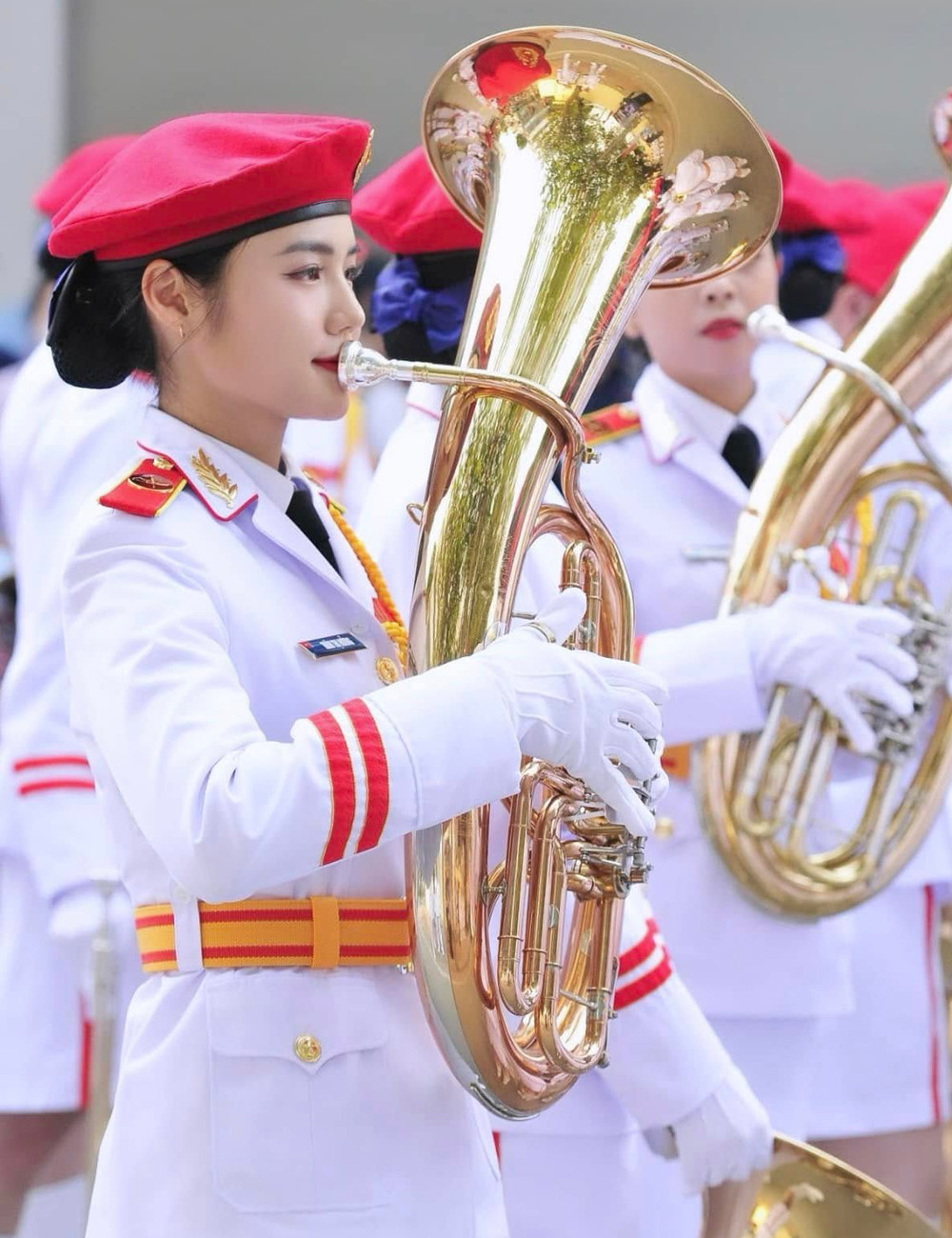 Trên mạng xã hội, khối nữ Quân nhạc thường được gọi vui bằng cái tên đầy yêu mến: “khối hoa hậu”. Những bộ quân phục gọn gàng, những gương mặt sáng, dáng đi hiên ngang của họ khiến nhiều người không khỏi ngưỡng mộ.