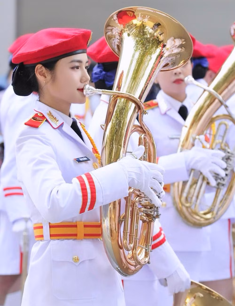 Trên mạng xã hội, khối nữ Quân nhạc thường được gọi vui bằng cái tên đầy yêu mến: “khối hoa hậu”. Những bộ quân phục gọn gàng, những gương mặt sáng, dáng đi hiên ngang của họ khiến nhiều người không khỏi ngưỡng mộ.