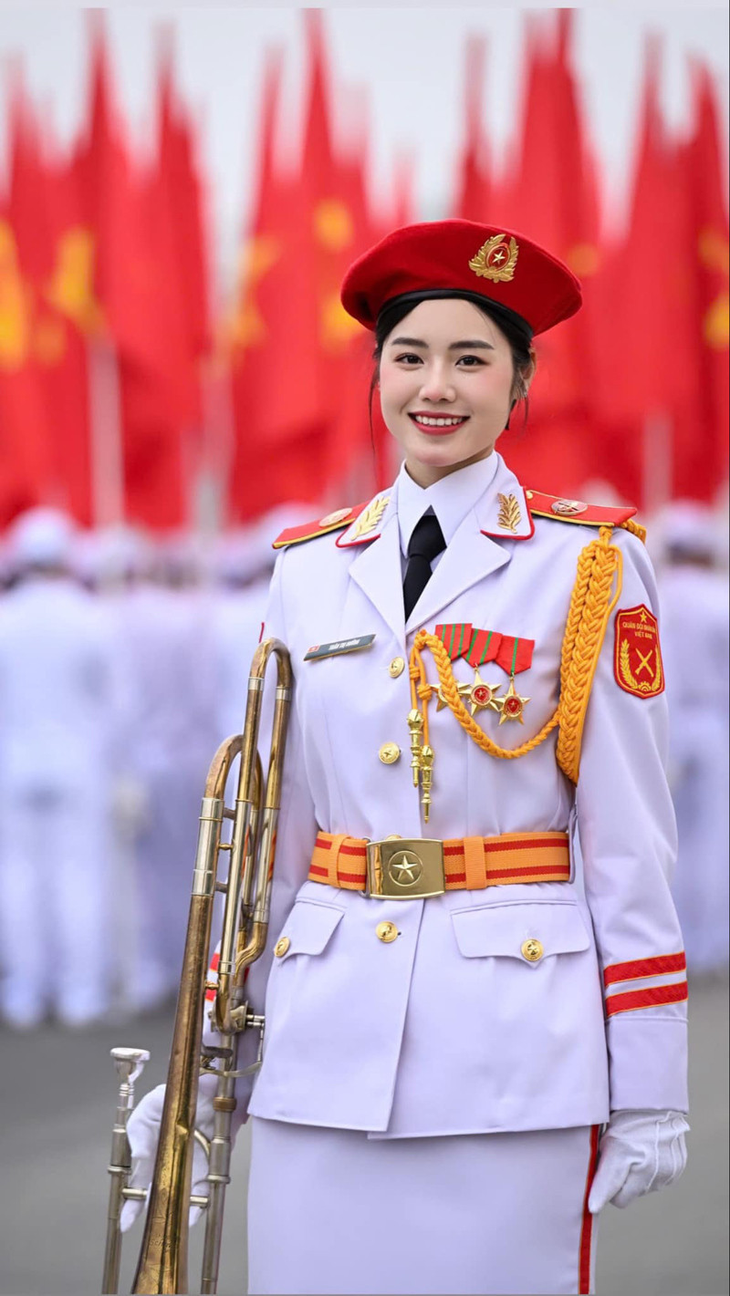 Trong khi nhiều người chỉ thấy hình ảnh những bước chân đều tăm tắp và nụ cười rạng rỡ, thì ít ai biết các nữ quân nhân như Thân Thị Hưởng phải luyện tập hàng giờ liền với những nhạc cụ nặng vài ký.