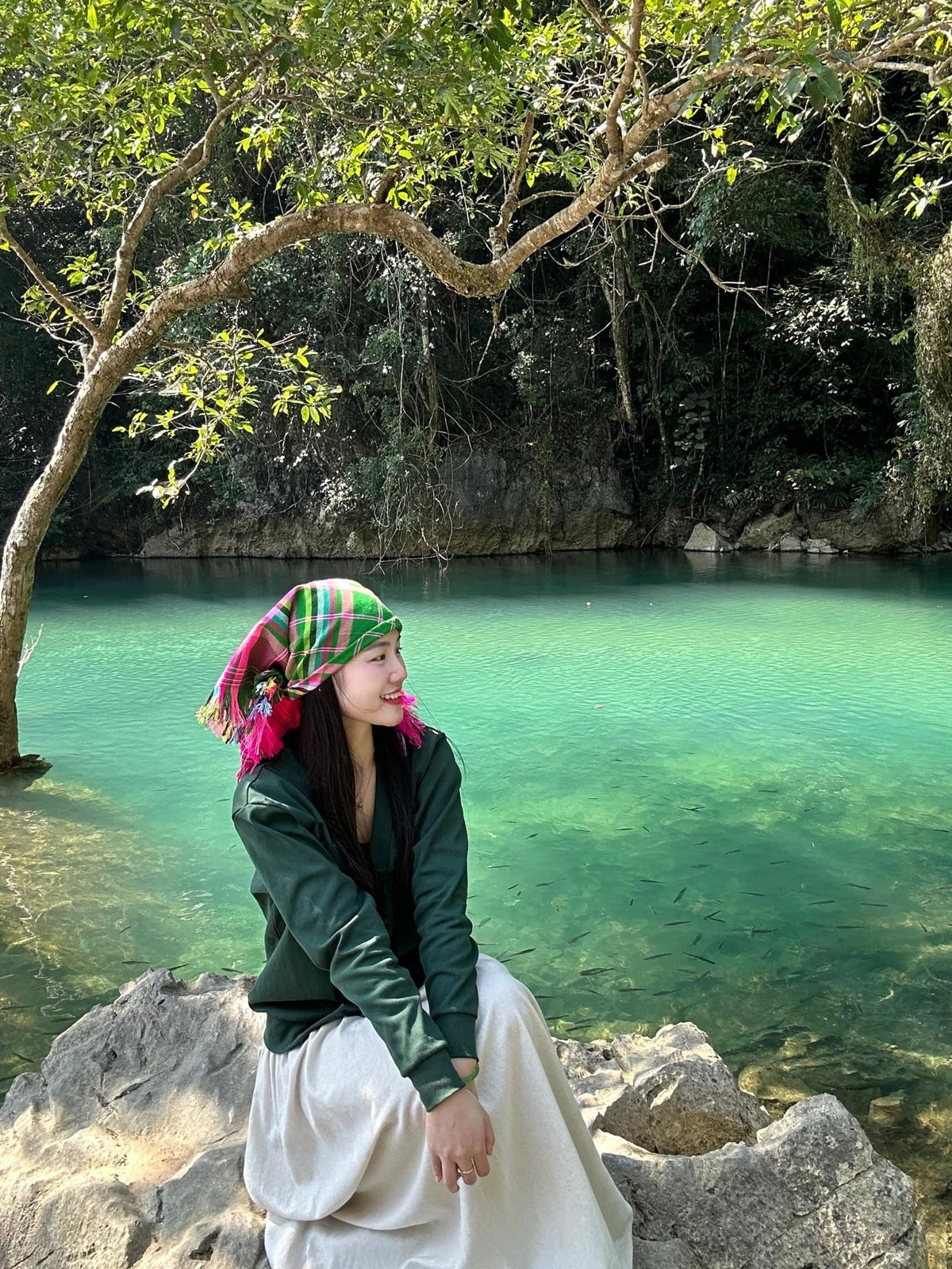 Dù đã có kinh nghiệm tham gia diễu binh tại Điện Biên, lần này với Thân Thị Hưởng vẫn là một thử thách mới. Cô thức dậy từ sớm, ăn mặc chỉnh tề, chăm chút không chỉ cho mình mà còn cho cả hình ảnh của tập thể. Đối với cô, mỗi cá nhân là một mắt xích quan trọng trong bản hòa tấu đồng lòng ấy.