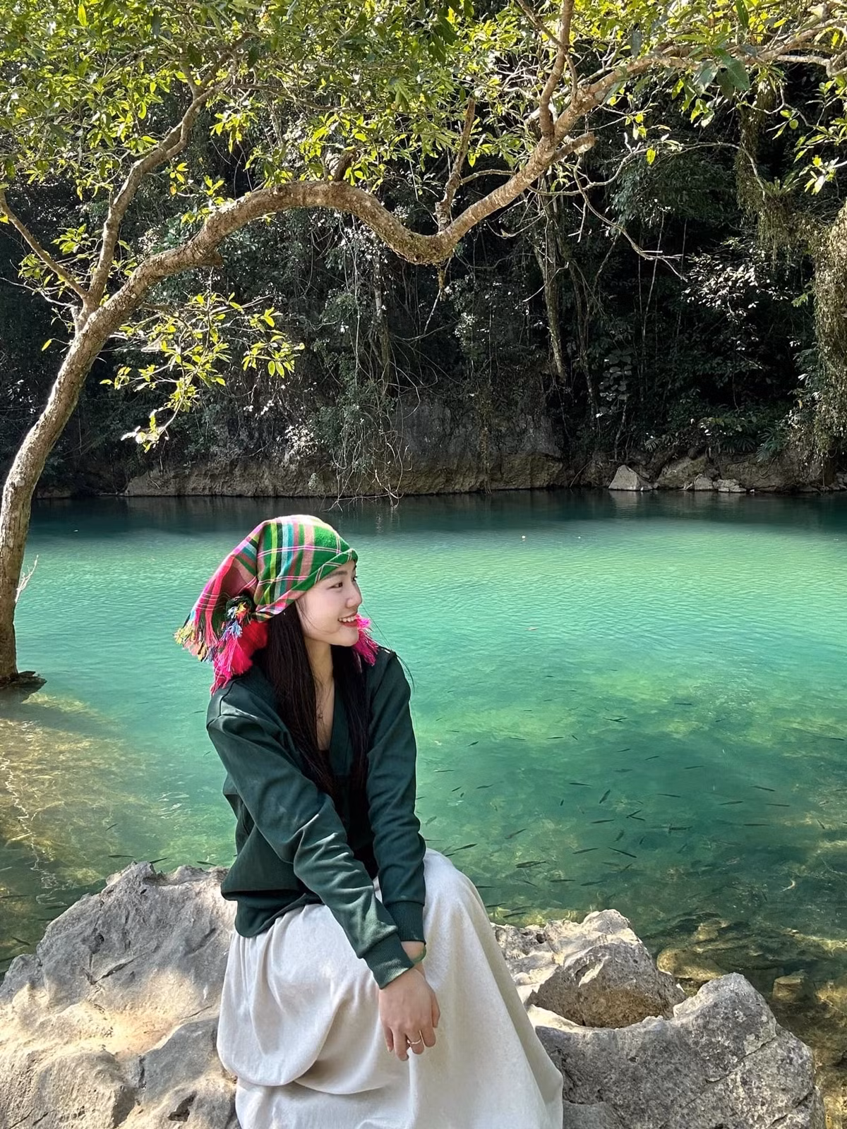 Dù đã có kinh nghiệm tham gia diễu binh tại Điện Biên, lần này với Thân Thị Hưởng vẫn là một thử thách mới. Cô thức dậy từ sớm, ăn mặc chỉnh tề, chăm chút không chỉ cho mình mà còn cho cả hình ảnh của tập thể. Đối với cô, mỗi cá nhân là một mắt xích quan trọng trong bản hòa tấu đồng lòng ấy.