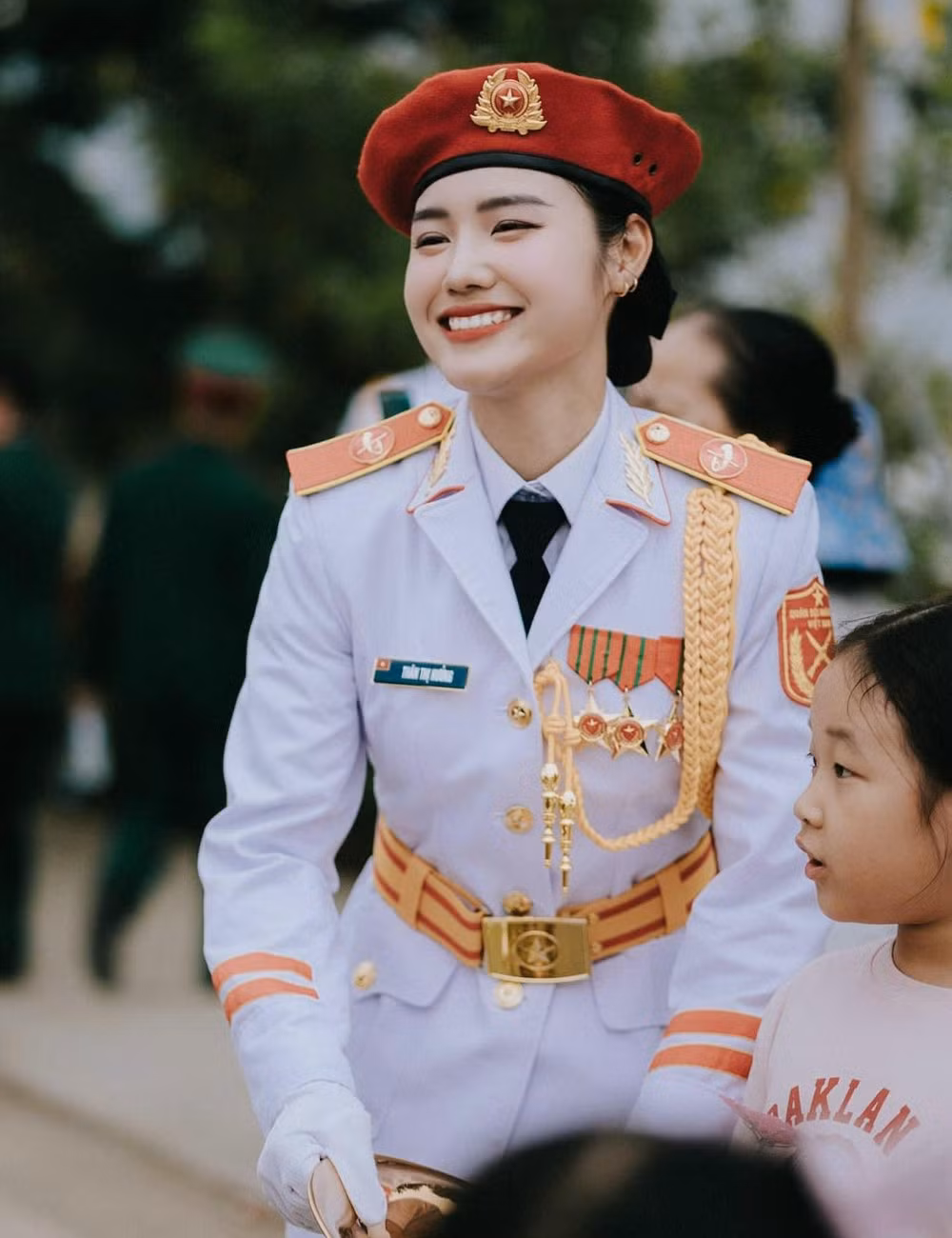 Thân Thị Hưởng không tránh khỏi sự chú ý. Hình ảnh cô trong bộ quân phục, tay cầm kèn, bước đều cùng đồng đội đã được hàng loạt diễn đàn chia sẻ.