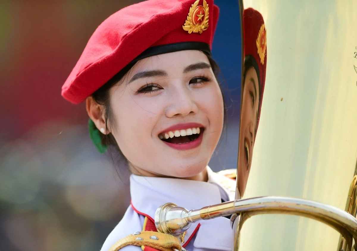 Thân Thị Hưởng gắn bó với chiếc kèn Trombone, nặng khoảng 2–3kg – không chỉ là dụng cụ biểu diễn, mà còn như người bạn đồng hành theo từng bước chân của cô trên quảng trường.