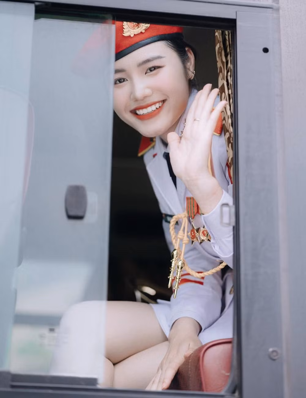 Nhưng đằng sau vẻ ngoài xinh đẹp, rạng rỡ của Thân Thị Hưởng và các đồng đội tại khối Quân nhạc là vô vàn ngày tháng tập luyện gian nan, là sự kiên cường thích nghi với thời tiết thay đổi – từ rét mướt miền Bắc đến nắng gắt phương Nam.