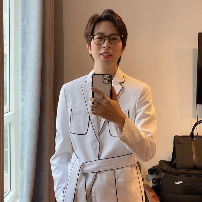 Chuyện là tối qua (19/1), ViruSs có tham gia đêm Gala Best Of 360 Độ Soi. Trước giờ G, anh chàng tiếp tục khoe một tấm ảnh tự sướng lên Instagram với phong độ đẹp trai ngời ngời khiến các fan cực kì mong ngóng.