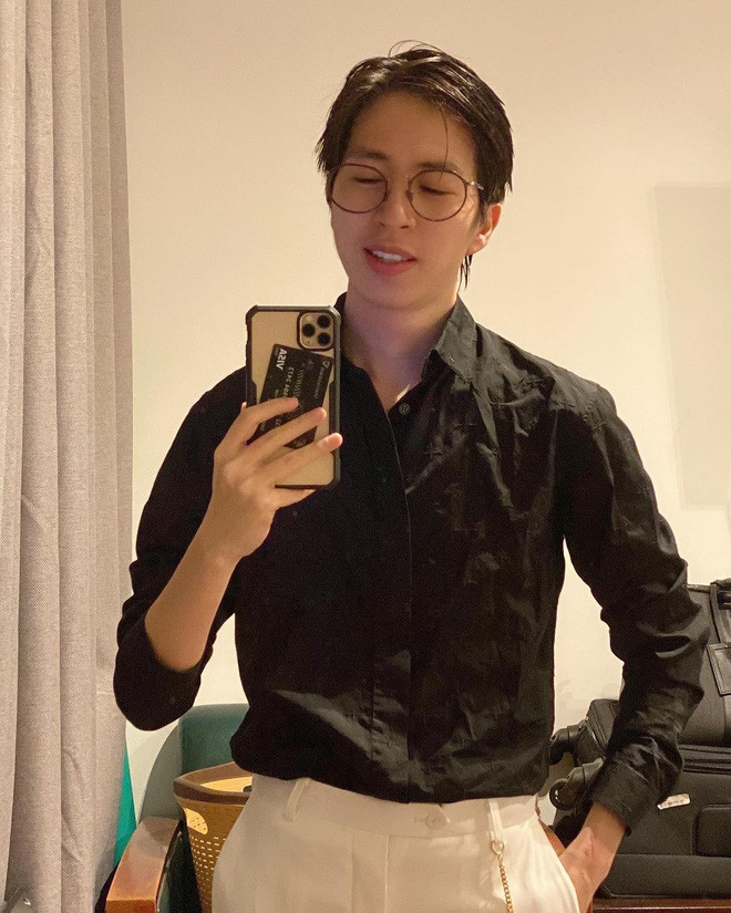 Bên cạnh đó, gương mặt nam streamer ViruSs trông cũng có vẻ hơi méo mó và kém bảnh bao hơn.