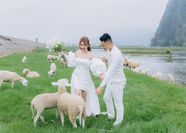 Thúy Kiều kể: "Có một giai đoạn gia đình em làm ăn không suôn sẻ, rơi vào nợ nần. Nhưng chính anh đã luôn bên cạnh, động viên và cùng em vượt qua mọi khó khăn. Thế nên đến bây giờ em cảm thấy hài lòng với mọi thứ, cố gắng để thực hiện những mục tiêu mà hai đứa đã đề ra mà thôi".