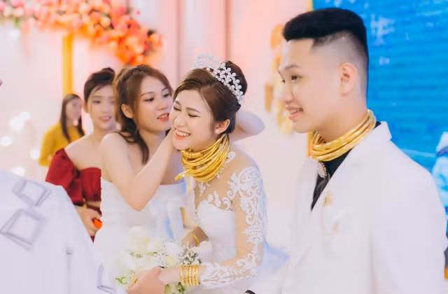 Theo bật mí của cô dâu Thúy Kiều, số vàng trên là quà mừng đám cưới của bạn bè anh chị chơi chung của 2 vợ chồng tặng. Còn của hồi môn đã được gia đình 2 bên trao cho lúc ở nhà.
