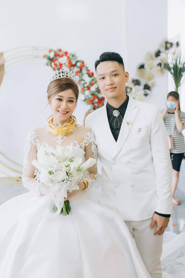 Nhà Minh Trọng cách nhà Kiều khoảng 40km nhưng trong suốt quãng thời gian yêu nhau, anh không ngại ngần đưa đón cô. Với Kiều, tìm được một người thấu hiểu và yêu chiều chính là điều may mắn nhất.