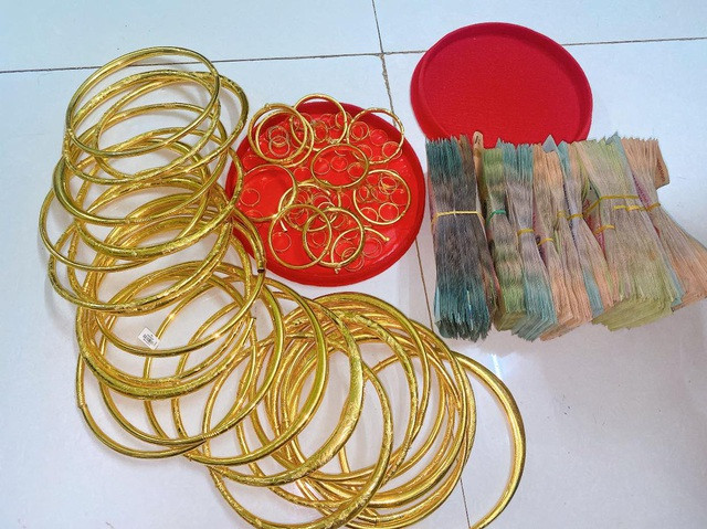 Những hình ảnh quà cưới khủng lên tới hơn 900 triệu của cặp đôi 2K đến từ Bình Phước mới đây trở thành tâm điểm chú ý, được nhiều người theo dõi và bàn luận.