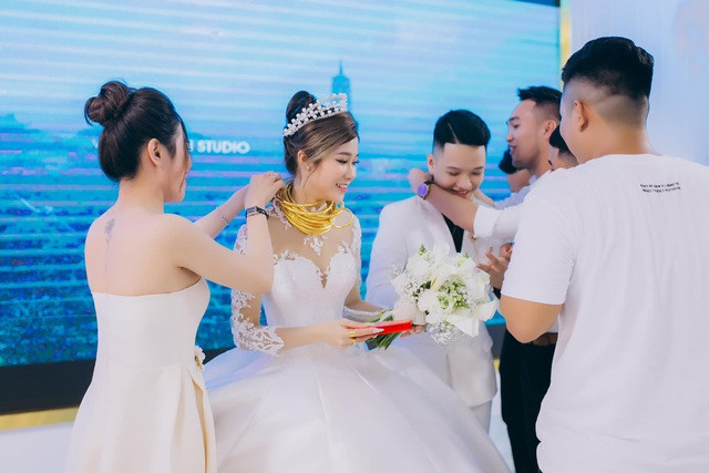 Sau khi những bức ảnh cô dâu đeo đầy vàng của mình được đăng tải, Thúy Kiều cho biết rằng cô không nghĩ những hình ảnh của mình lại được mọi người quan tâm như vậy.