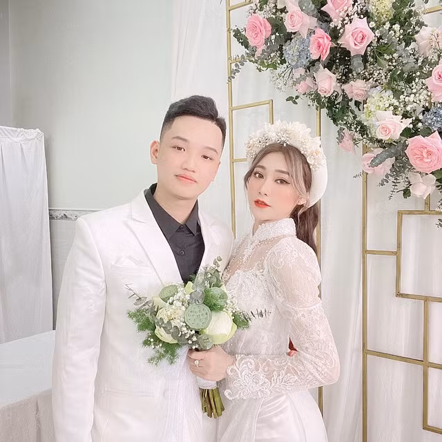 Được biết, nhân vật chính trong câu chuyện nhận được quà mừng cưới khủng này là Lý Minh Trọng (sinh năm 2000) và Nguyễn Thị Thúy Kiều (sinh năm 2001), cả hai cùng đến từ Bình Phước.