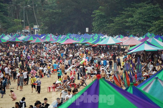 Đỉnh điểm, đầu giờ chiều, hàng vạn du khách thập phương ùn ùn tới bãi biển Đồ Sơn tắm giải nhiệt ngày nghỉ cuối tuần. Hầu hết các điểm trông giữ xe đều quá tải, nhiều hộ dân ven biển tận dụng chỗ trống để nhận trông giữ phương tiện. Trong khi đó, bãi biển số 2 luôn trong tình trạng kẹt cứng. Hàng quán, lán nghỉ đều quá tải khách, nhiều người không thuê được võng nghỉ ngơi hay bàn ghế ngồi uống nước.