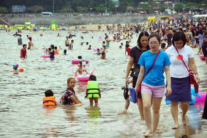 Chị Mai (ở huyện Kiến Thụy) cho biết, dự đoán ngày nghỉ lễ 30/4-1/5 biển Đồ Sơn quá tải vì nắng nóng, sau thời gian cách ly sẽ rất đông người ra biển do đó chị cùng người thân chọn ngày 2/5. Tuy nhiên, chị bất ngờ vì hôm nay còn đông hơn. "Nắng nóng khiến ai cũng muốn được tắm biển giải nhiệt. Nay quá đông, đi nhiều điểm tôi không thuê nổi chiếc võng hay bàn ghế ngồi ăn uống cùng người thân", chị Mai nói.