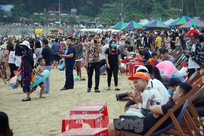 Nhiều nhóm học sinh, sinh viên đi thành đoàn vui chơi trên bãi cát.