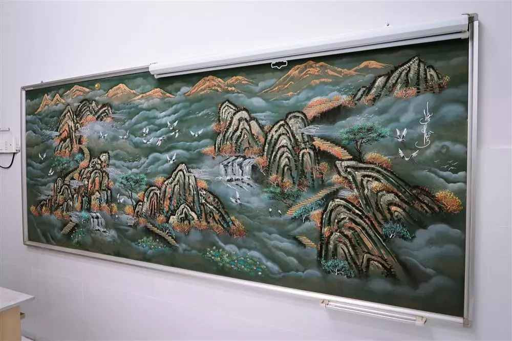 Lê Văn Hiền chủ yếu dùng phấn mỹ thuật Mont Marte 36 màu để vẽ. Một hộp phấn có thể giúp anh vẽ được 5-6 bức. Lâu nay, anh vẽ hơn 10 bức tranh nhưng chỉ dùng đến 2 hộp và hiện vẫn còn dư.