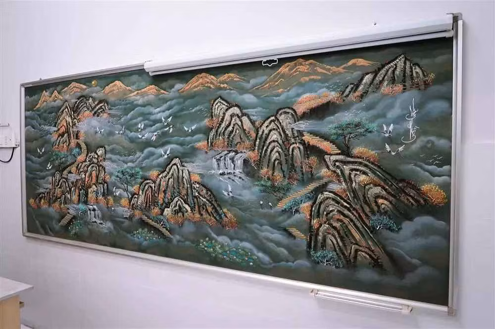 Lê Văn Hiền chủ yếu dùng phấn mỹ thuật Mont Marte 36 màu để vẽ. Một hộp phấn có thể giúp anh vẽ được 5-6 bức. Lâu nay, anh vẽ hơn 10 bức tranh nhưng chỉ dùng đến 2 hộp và hiện vẫn còn dư.