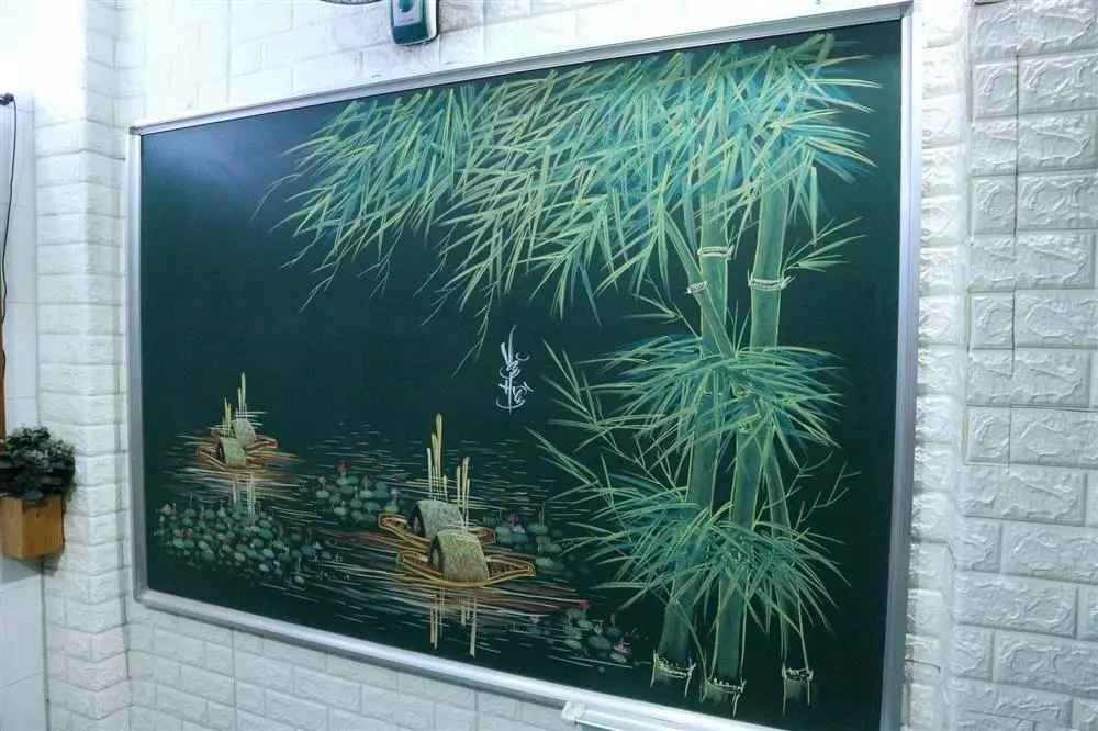 Cái khó trong quá trình vẽ trên bảng là giữ cho phấn bám được khi tô nhiều lớp màu lên nhau. Thông thường, khi tô đến lớp thứ hai, phấn ở lớp trong dễ bị rơi ra. Do vậy, Hiền buộc phải tìm cách để phối các màu lại với nhau nhưng vẫn giữ được độ bám của phấn.