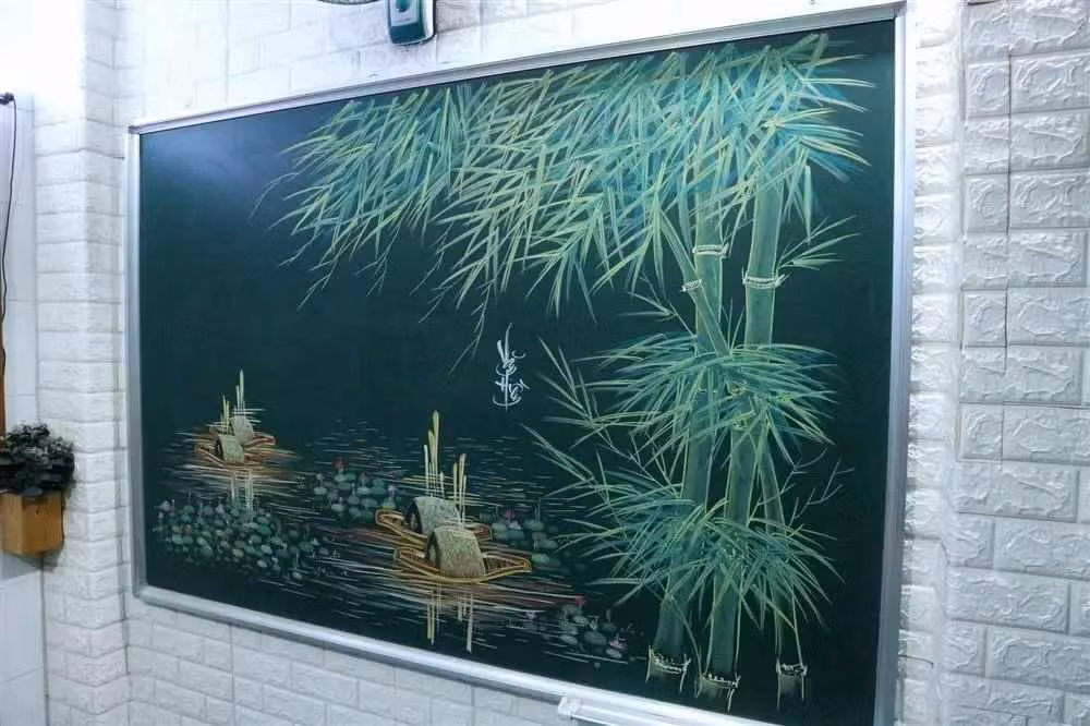 Cái khó trong quá trình vẽ trên bảng là giữ cho phấn bám được khi tô nhiều lớp màu lên nhau. Thông thường, khi tô đến lớp thứ hai, phấn ở lớp trong dễ bị rơi ra. Do vậy, Hiền buộc phải tìm cách để phối các màu lại với nhau nhưng vẫn giữ được độ bám của phấn.