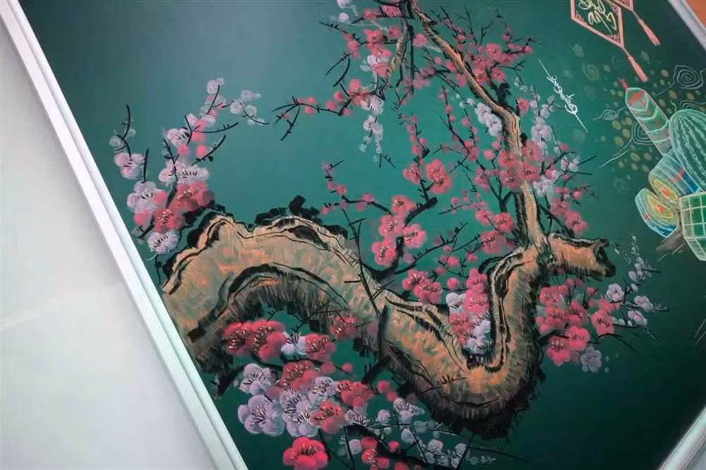 Chủ đề Hiền chọn thường là những tranh thủy mặc về hoa cỏ, động vật, trái cây, phong cảnh, núi non... Tùy vào độ phức tạp về chi tiết, màu sắc, anh có thể mất 1-6 giờ để hoàn thành một bức tranh.