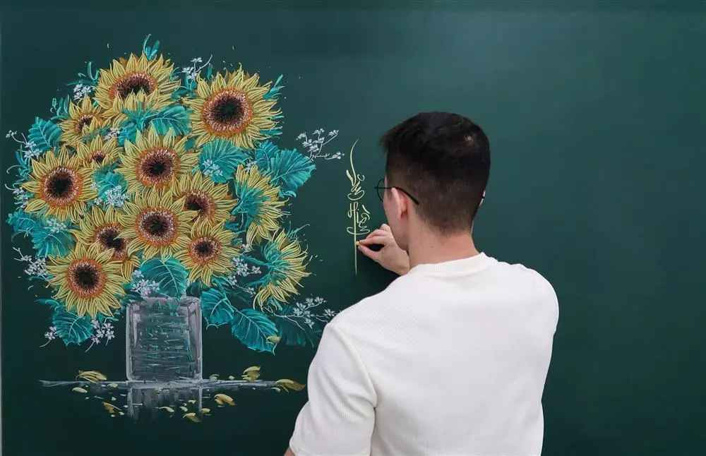 Từ thời thơ ấu, Lê Văn Hiền đã sớm nhận ra bản thân có "máu" nghệ thuật, năng khiếu hội họa. Niềm đam mê của anh may mắn được gia đình ủng hộ và tạo điều kiện để đi học qua các lớp.