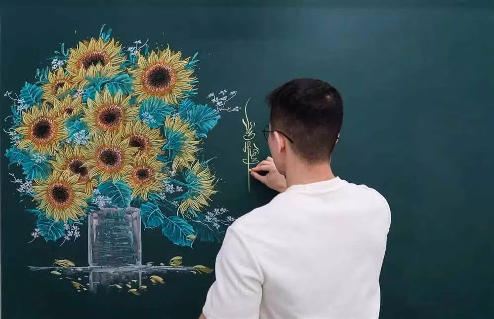 Từ thời thơ ấu, Lê Văn Hiền đã sớm nhận ra bản thân có "máu" nghệ thuật, năng khiếu hội họa. Niềm đam mê của anh may mắn được gia đình ủng hộ và tạo điều kiện để đi học qua các lớp.