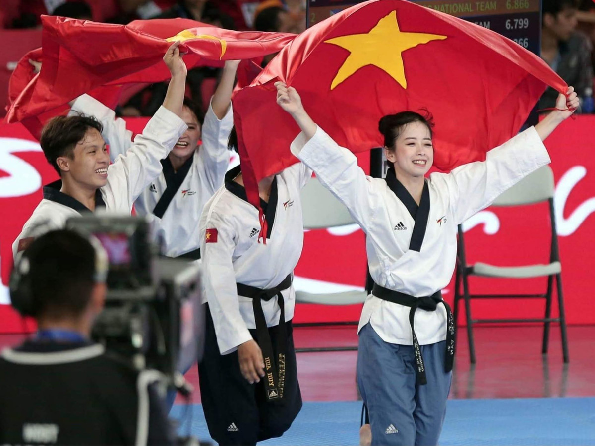 Tại giải vô địch quyền taekwondo thế giới 2024 diễn ra tại Hong Kong (Trung Quốc), đội tuyển taekwondo Việt Nam với 3 VĐV Châu Tuyết Vân, Nguyễn Thị Lệ Kim và Liên Thị Tuyết Mai đã giành HCV ở nội dung đồng đội nữ biểu diễn tiêu chuẩn U50 tại giải vô địch thế giới 2024.