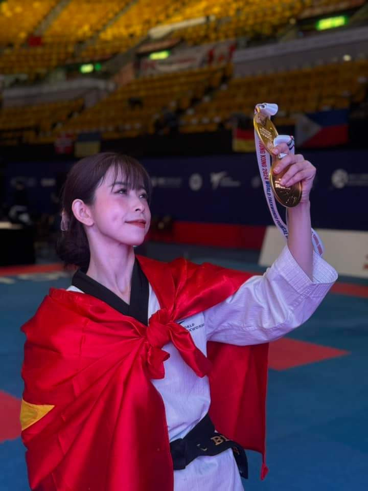 Đồng thời đây cũng là HCV thế giới thứ 5 của cô gái 34 tuổi này sau các năm 2010, 2011, 2013 và 2014.