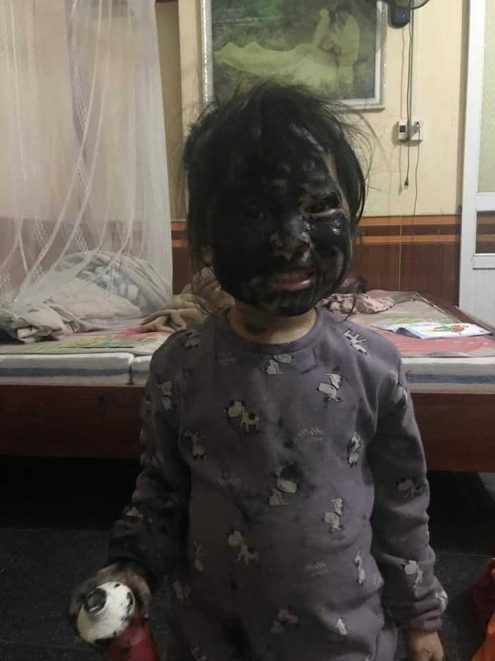 Khi xem những hình ảnh trên, các bậc phụ huynh không khỏi than trời: "Con gái nghịch ngợm đâu kém mấy "bà giặc".