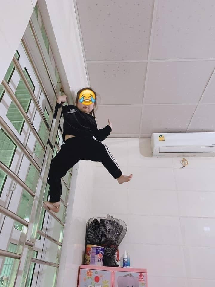 Trong quan niệm của nhiều người, đẻ con gái thùy mị, nết na, nuôi đỡ mệt. Ấy vậy, nhiều các phụ huynh phải "vỡ mộng" khi chứng kiến những cảnh dưới đây.