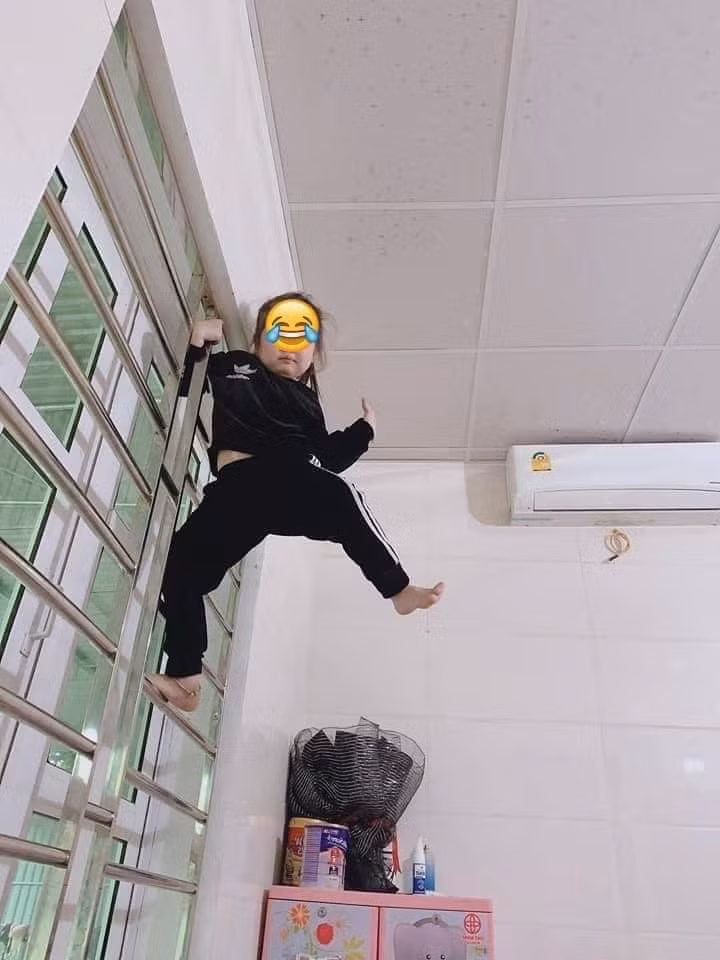 Trong quan niệm của nhiều người, đẻ con gái thùy mị, nết na, nuôi đỡ mệt. Ấy vậy, nhiều các phụ huynh phải "vỡ mộng" khi chứng kiến những cảnh dưới đây.