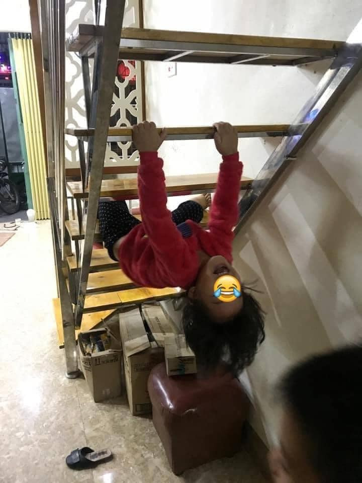 Trên các hội nhóm quy tụ nhiều những bà mẹ bỉm sữa, chùm ảnh về đẻ con gái nghịch ngợm lại một lần nữa được truyền tay nhau.