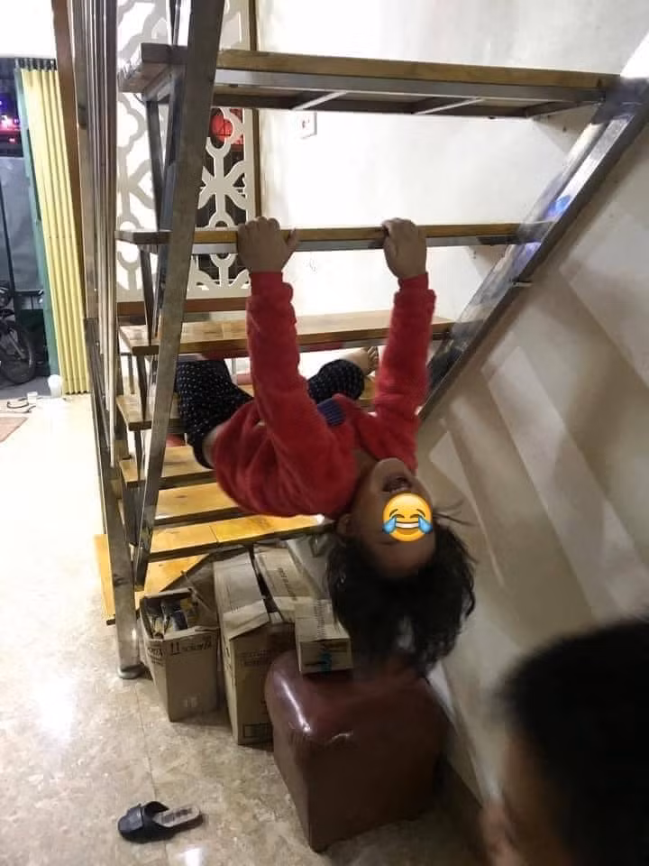 Trên các hội nhóm quy tụ nhiều những bà mẹ bỉm sữa, chùm ảnh về đẻ con gái nghịch ngợm lại một lần nữa được truyền tay nhau.