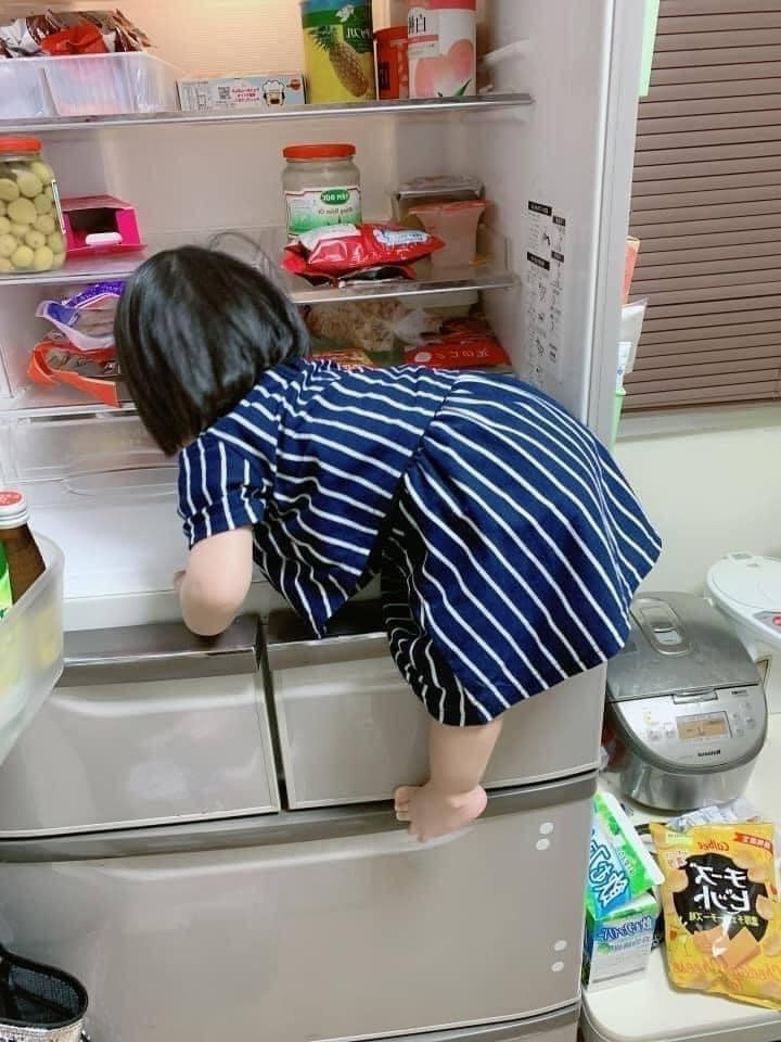 Dưới phần bình luận, nhiều ông bố, bà mẹ còn không ngại đăng tải những hình ảnh "bóc phốt" con gái, minh chứng rõ ràng rằng các nàng không hề thùy mị như lời đồn.