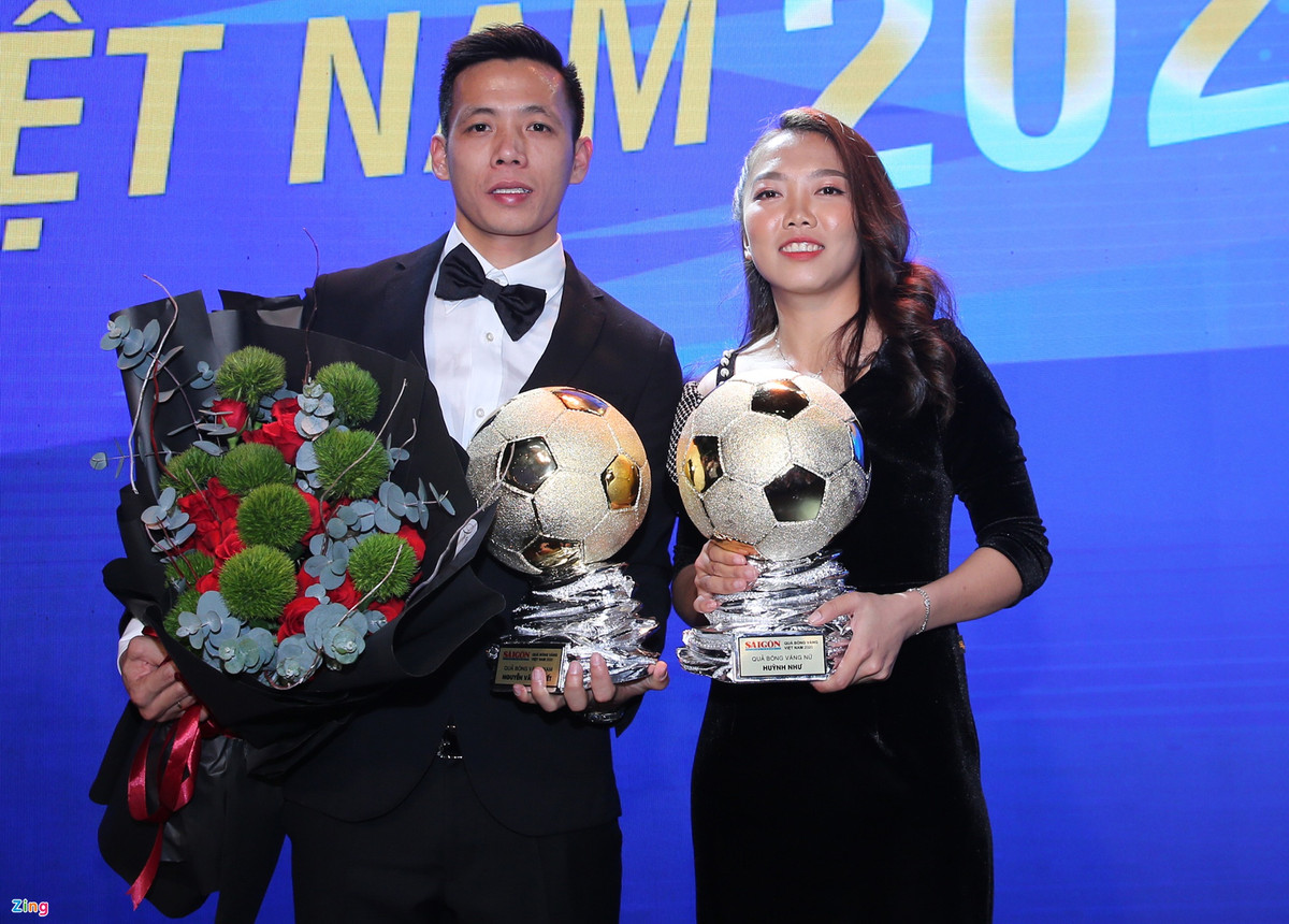 Đây là lần thứ ba trong sự nghiệp, Huỳnh Như (phải) giành Quả bóng Vàng. Trước đó, cô từng được vinh danh ở các năm 2016 và 2019. Cô cũng rất xúc động trong một năm giúp CLB nữ TP.HCM I giành hai chức vô địch quốc gia và Cúp Quốc gia.