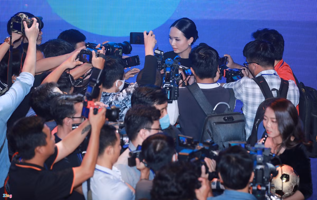 Sau nhiều năm hụt danh hiệu QBV Việt Nam, Văn Quyết cuối cùng cũng đạt được mục tiêu của mình. Vợ anh chính là người đã chia sẻ rất nhiều trong thời gian chồng thi đấu và đối diện áp lực. Huyền Mi nhận nhiều sự quan tâm sau khi Quyết lãnh giải.