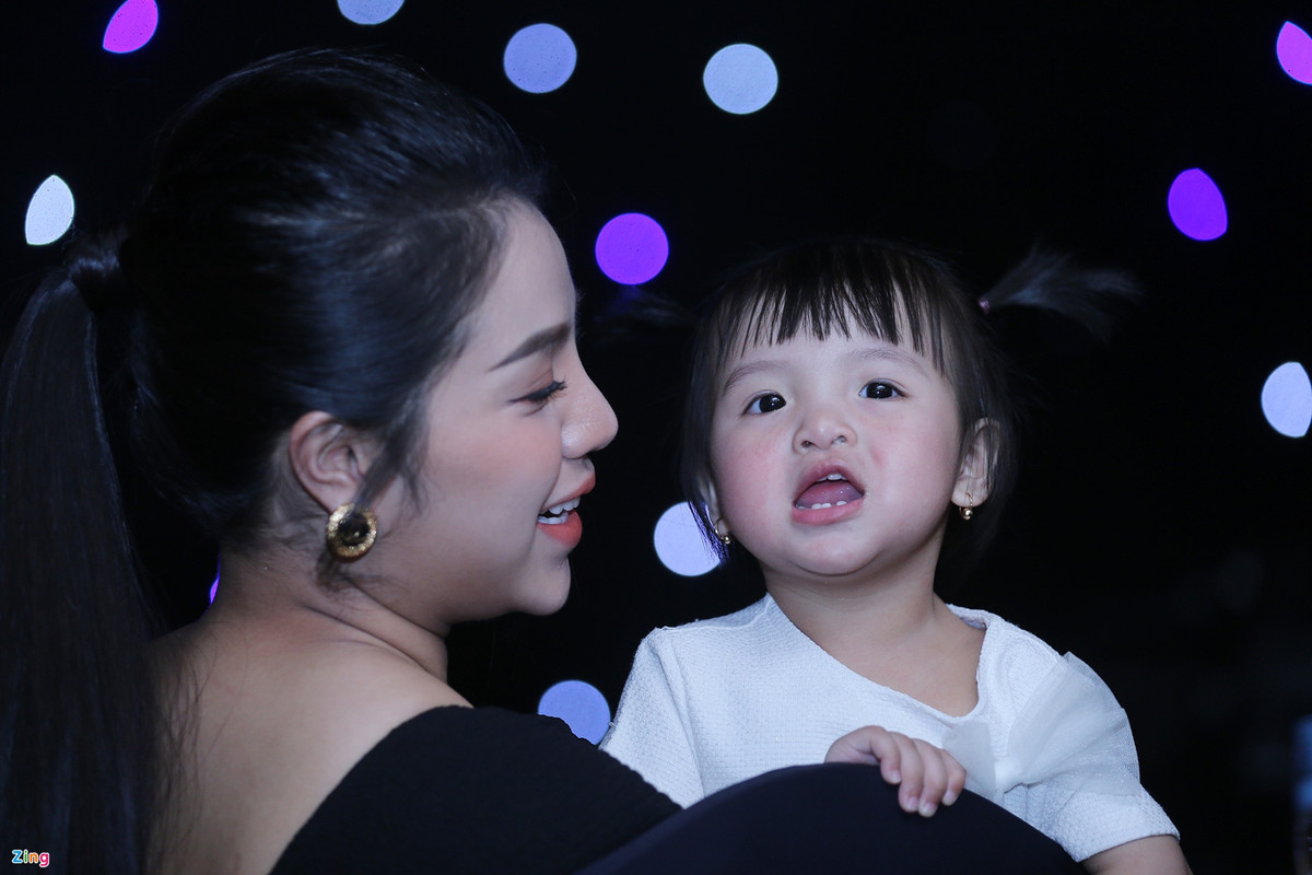 Niềm hạnh phúc của cầu thủ cũng là niềm vui từ gia đình, người thân, những người đã đứng sau họ trên một hành trình dài phấn đấu. Khánh Linh, vợ trung vệ Bùi Tiến Dũng, và con gái hân hoan khi Dũng "Tư" lãnh QBB 2020.