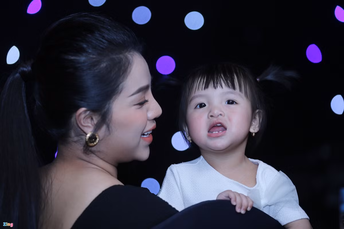 Niềm hạnh phúc của cầu thủ cũng là niềm vui từ gia đình, người thân, những người đã đứng sau họ trên một hành trình dài phấn đấu. Khánh Linh, vợ trung vệ Bùi Tiến Dũng, và con gái hân hoan khi Dũng "Tư" lãnh QBB 2020.