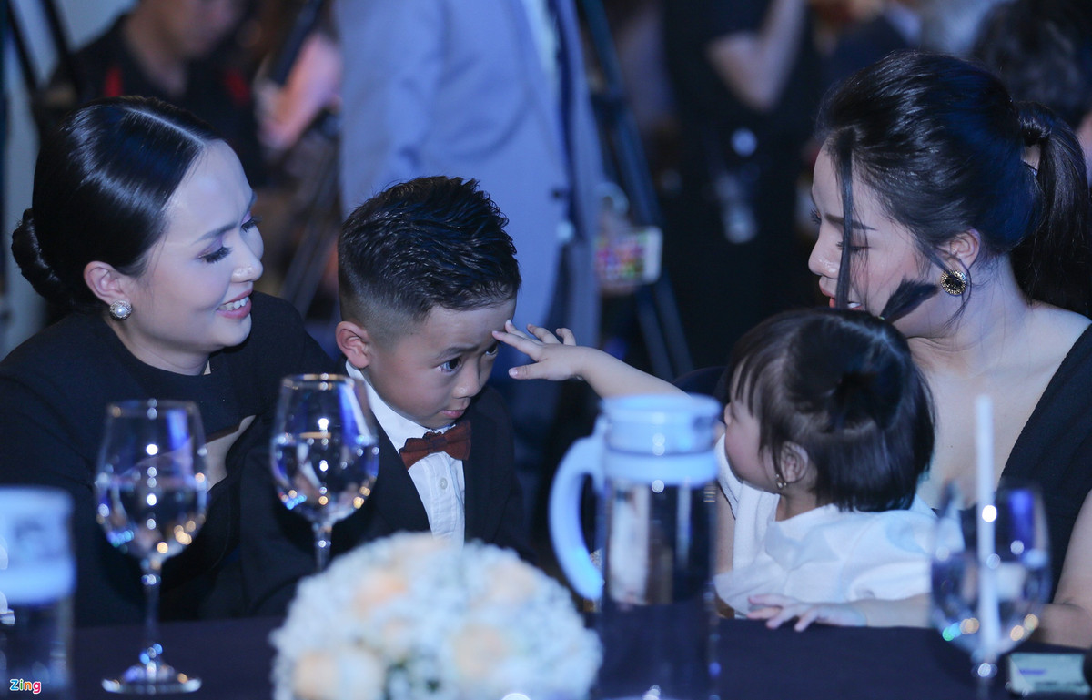 Gia đình của Văn Quyết và gia đình Tiến Dũng trong Gala trao giải tối 12/1.