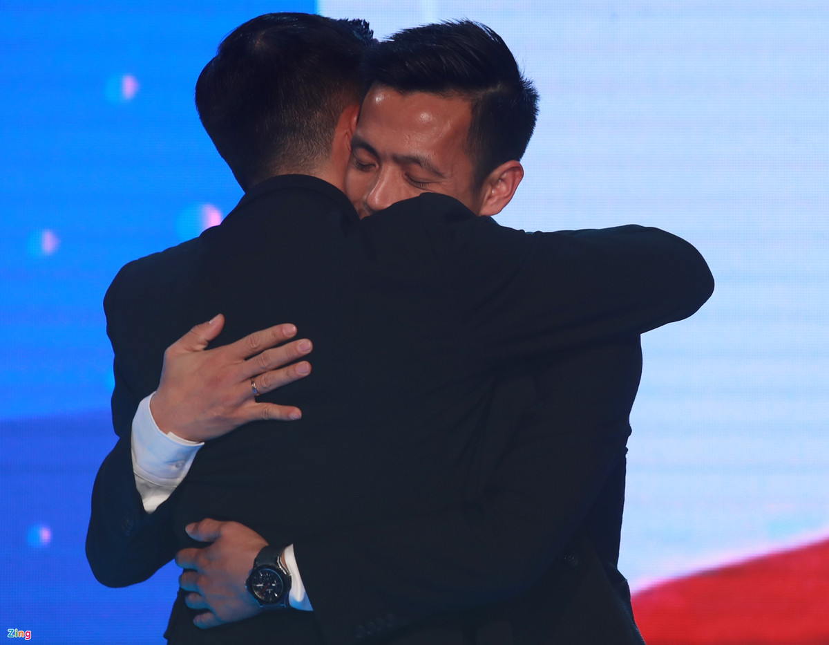 Đội trưởng CLB Hà Nội vượt qua hai người đàn em và cũng là đối thủ ở cấp CLB Bùi Tiến Dũng cùng Quế Ngọc Hải để giành danh hiệu Quả bóng Vàng Việt Nam 2020. Sau khi BTC công bố giải thưởng, Văn Quyết đã dành cái ôm thắm thiết đến Bùi Tiến Dũng, người về nhì tại lễ trao giải.