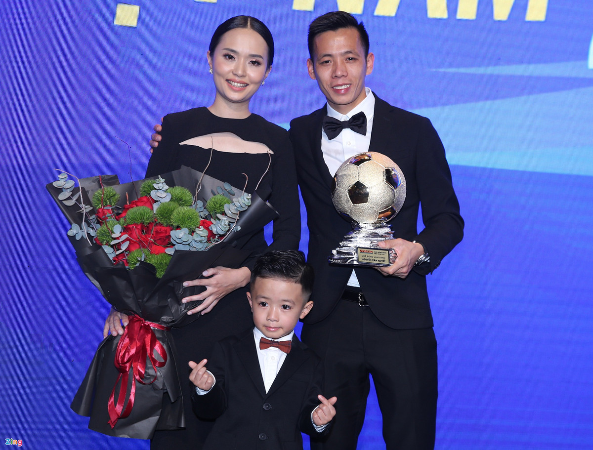 Vợ con đội trưởng CLB Hà Nội cũng có mặt để chúc mừng thành công của Văn Quyết trong mùa giải năm nay. "Tôi không bất ngờ khi anh Quyết nhận danh hiệu QBV 2020. Trước đây, dù nỗ lực không thành công nhưng anh ấy là cầu thủ chuyên nghiệp nên đã vượt qua những thử thách", vợ Văn Quyết chia sẻ.