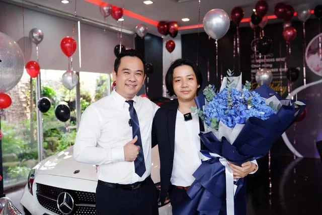Đúng như lời hứa, sau gần 2 năm, Khoa Pug về nước và quay trở lại showroom của Xuân Hoàn thực hiện theo lời cam kết trước đó.