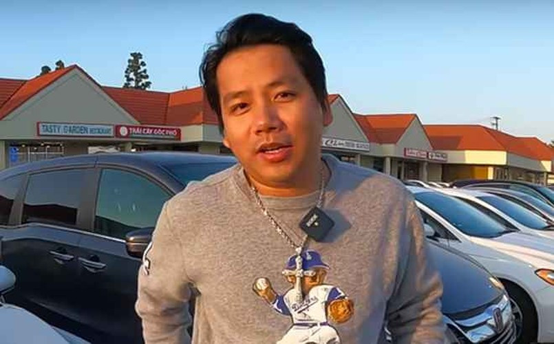 Trải nghiệm trong lần trở lại quê hương này, Khoa Pug chia sẻ: "Hi các bạn, sau gần 3 năm cũng đã đến lúc về Việt Nam. Lúc đi thì đang đỉnh dịch Covid-19, ngồi ghế business mà vắng teo, lounge (dịch: phòng chờ sân bay) cũng dẹp hết. Giờ về thì mọi thứ đã ổn định, lounge cũng đông, full hết cả ghế thương gia, đã vậy còn đắt đỏ hơn nhiều. Lúc đi từ Việt Nam qua Mỹ mua vé có 2,4 nghìn đô, giờ về 3,2 nghìn đô”.