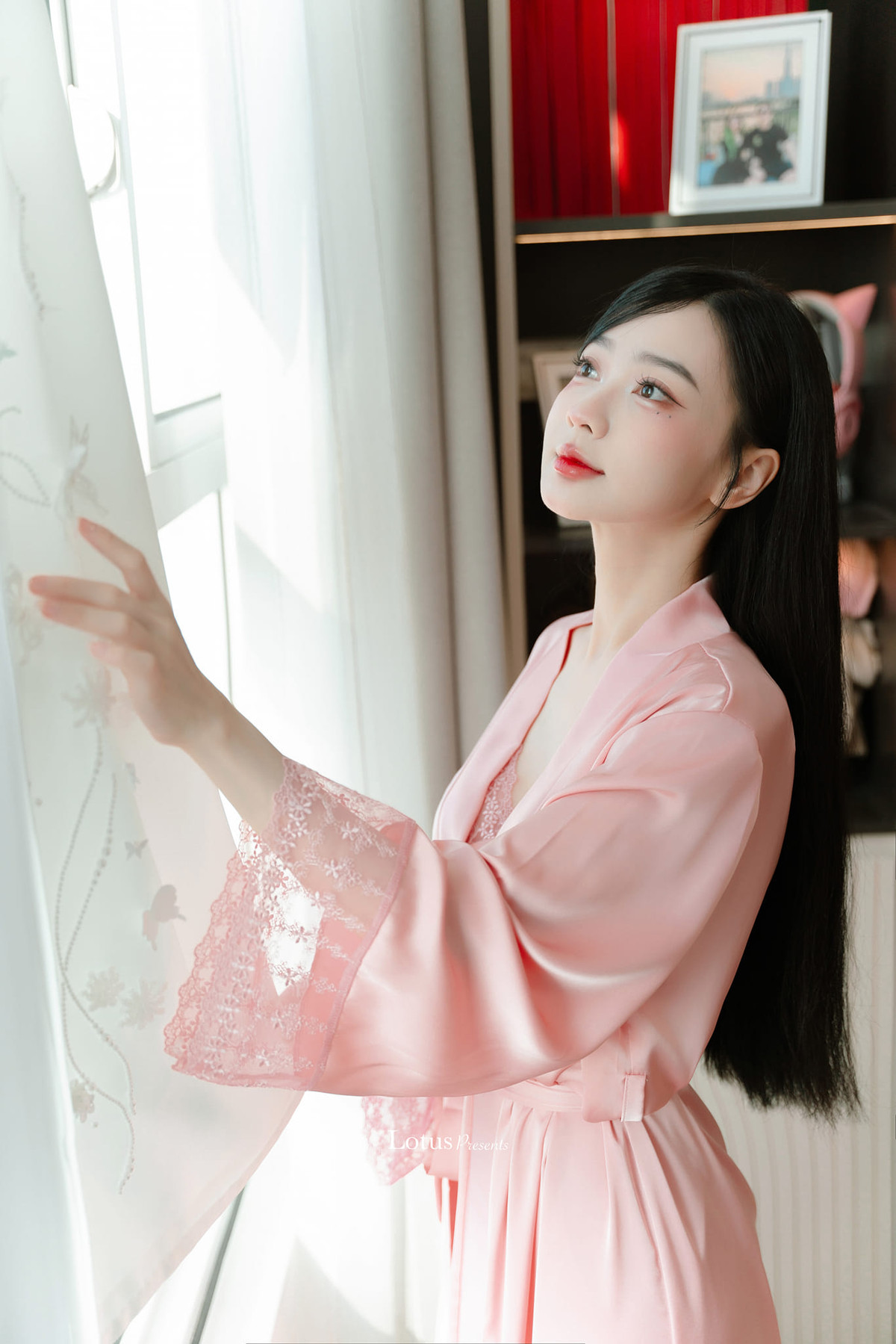 Chia sẻ trong vlog, Vicky Thiên Trần cho biết vì tính cách của bản thân thích sự điệu đà nên cô đầu tư rất nhiều cho phông, rạp trong ngày vui. Lựa chọn tone màu chủ đạo là hồng trắng, người đẹp thích thiết kế hình con bướm ở mọi chi tiết, 100% hoa tươi cũng được cắm từ ngoài cổng chính đến cổng phụ khiến ai nhìn vào cũng phải trầm trồ.