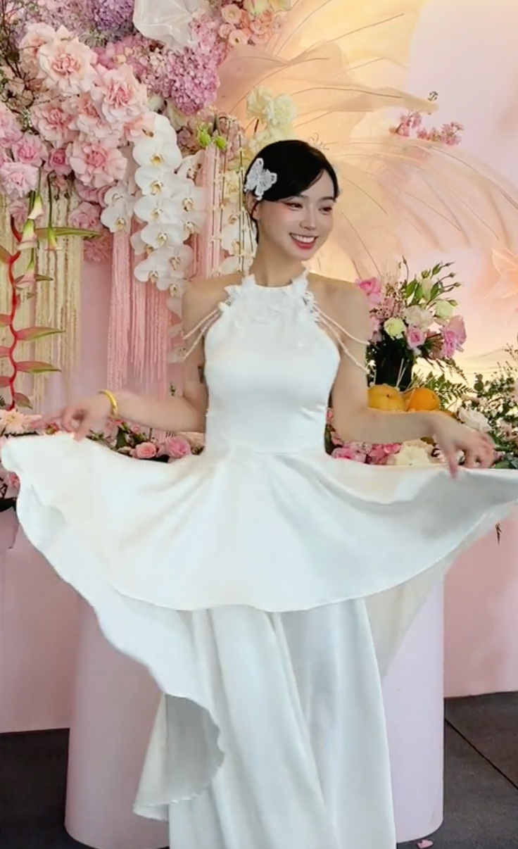 Dù theo dõi Vicky Thiên Trần từ lâu nhưng netizen vẫn không khỏi bất ngờ khi người đẹp sinh năm 1994 thông báo chính thức lên xe hoa. Bởi trước đó, cô nàng khá kín tiếng trong chuyện tình cảm.